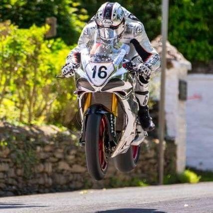 Ex auto en motor handelaar/ Motorfreak en roadracing fan/ ex techniek docent/vraag me vaak af.../petrolhead in hart en nieren. wonend op the Isle of man♥️