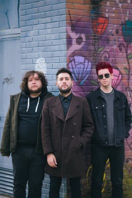 Scriviamo canzoni POP perchè sono facili da scrivere.
EVERYTHING IS IN PERSPECTIVE è il nostro primo disco, vincitore del bando SIAE