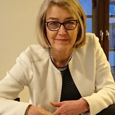 StinaMargaretha's profile picture. Hankenin käynyt kuuden teinin isoäiti. Diggaa 60-luvun musiikkia. 🎸