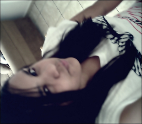 Giseane mais prefiro Gise,tenho 13 anos, realista, brincalhona, engraçada, carinhosa . Sou mt Fã do Paramore, curto mt rock/pop ! Se gostou clicka no follow ;D