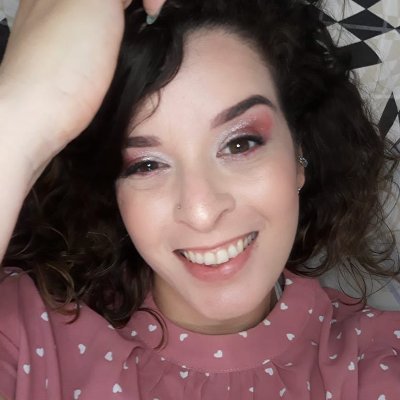 Romântica, Meio Menina Meio Mulher, Acredita no Amor .