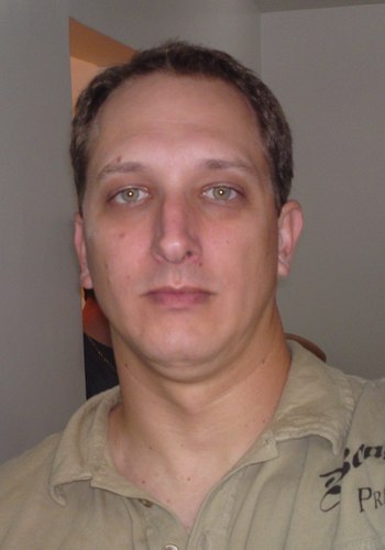 Formado em Adm. pela UPF, Instr. de Trânsito DETRAN pela UPF e Aval. de Trânsito DETRAN pela UNIJUI, Téc. em eletr. no Cecy, Agente Fiscal de Trânsito.