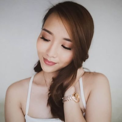 mlorraine28's profile picture. Sometimes graceful, most of the time awkward.