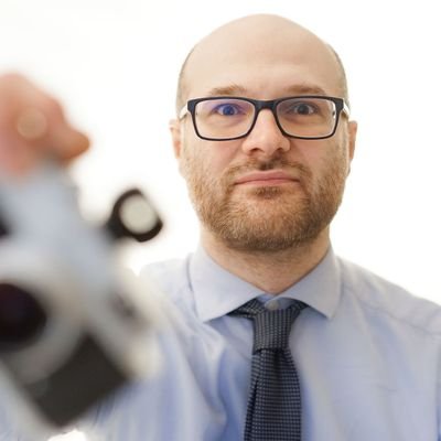 Sono un fotografo di matrimoni che predilige la naturalezza e la spontaneità nel racconto delle emozioni che caratterizzano il vostro grande giorno