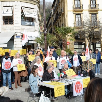 Inquilinos de Gros, Amara y parte vieja, junto con Stop Desahucios ⛔️, afectados por la compra de la Inmobiliaria Vascongada por parte del fondo buitre Azora.