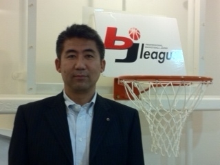 大阪出身/ｂｊリーグ専務取締役/リクルート１７年勤務/スポーツ産業振興、バスケ普及強化のため２００４年マンションの一室からｂｊ設立/ＪＢＬ設立準備室、大阪協会理事、日本・関西学連理事、ＮＢＡファンクラブ事務局など経験/競技歴 茨木高校：大阪３位、京都大学：関西学生２年連続得点王、関西選抜主将