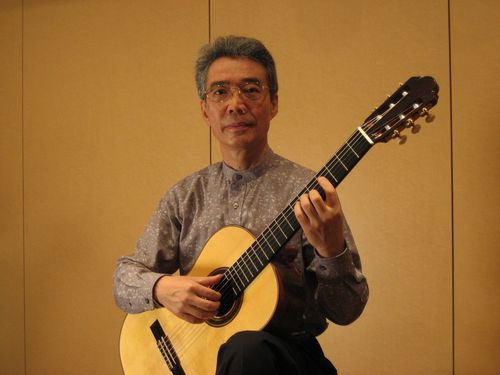 ミューズ音楽館と言うクラシックギター専門店を経営しています。ギター普及のために教室運営、コンサート企画などしています。