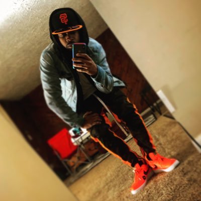Intro-extroverted, optimistically pessimistic Gemini 🤘🏾                      Real is Rare🏁.                                    U.S. ARMY vet🇺🇸 Dope af⚗️🧪