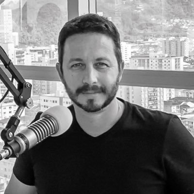 Psicoterapeuta, orientador familiar. Analista político nas horas vagas. Stories diários no Instagram, lives eventuais no YouTube.