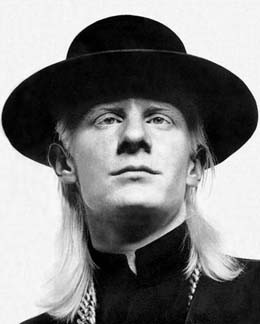 I am the webmaster of Johnny Winter fansite of Japan. Please follow me!!