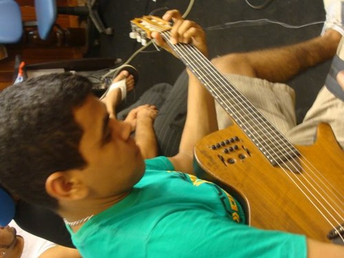Músico, violonista do Grupo Irreverência,Apaixonado pelo que faço e muito feliz por Deus ter me escolhido pra dar este dom de fazer MÚSICA.