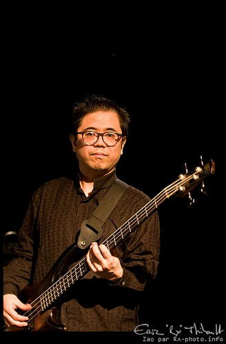 ベーシスト。 パリでアフリカ音楽を演奏しています。活動の中心はコンゴ音楽（日本で「リンガラ」と呼ばれているもの)。 Artiste Musicien (Bassiste). Specialite Musique Congolaise