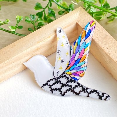 「胸に翼を」をコンセプトにプラ板で色とりどりのアクセサリーを作っています。 https://t.co/ayrVcvdsur 学芸大駅徒歩5分鳥専門雑貨店『BIRDEST』委託販売
