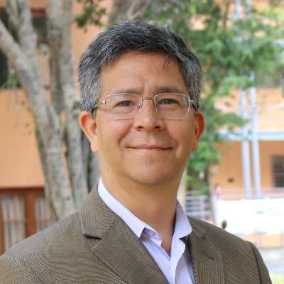 Sacerdote jesuita. Rector de la Univ. Ruiz de Montoya que busca formar ciudadanos capaces de transformar su entorno desde el piso firme de las humanidades.