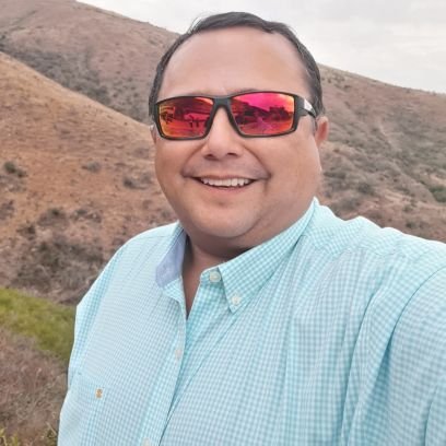 Ingeniero Electrónico y maestro en administración. Gusto por la política, los viajes y las carnes asadas.