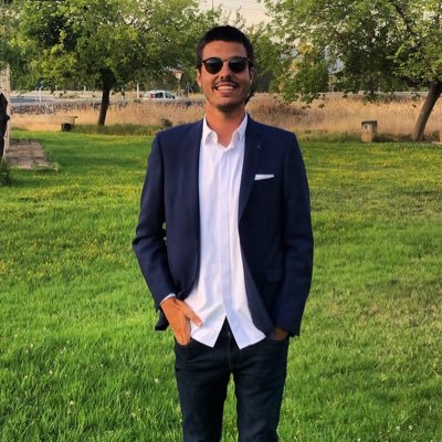 Investigador pre-doctoral en Planificació i Gestió de destinacions turístiques. Responsable en un Club de futbol formatiu. Futbolista frustrat.