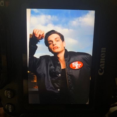 deeanafarid's profile picture. 