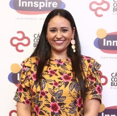Santandereana. Contadora Pública. Mamá de Luciana y Alejandro. Coordinadora de proyectos de innovación de la Cámara de Comercio de Bucaramanga.