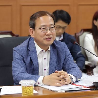 직장 생활을 끝내고 하고 싶은 일을 하며 세상을 정직하게 사는 소시민입니다. 막걸리를 좋아합니다. '위장된 선보다 차라리 솔직한 악이 낫다'는 주의를 갖고 삽니다.