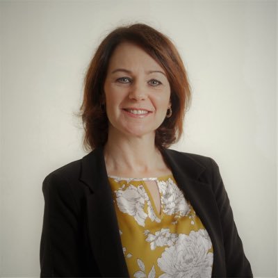 Moeder van een prachtige dochter, zachte G, ambtenaar, levensgenieter.