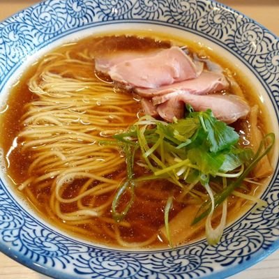 素材が持つ本来の旨味でこだわりの一杯を追求しております。その為、日々同じ物が出来るわけではありません。味に多少のブレがあることもご理解頂けますと幸いです。 営業時間は現在、平日(11時〜14時、18時〜20時)土日(11時〜14時)となります。(スープ無くなり次第終了) 定休日は月曜、火曜、不定休があります🙇‍♂️