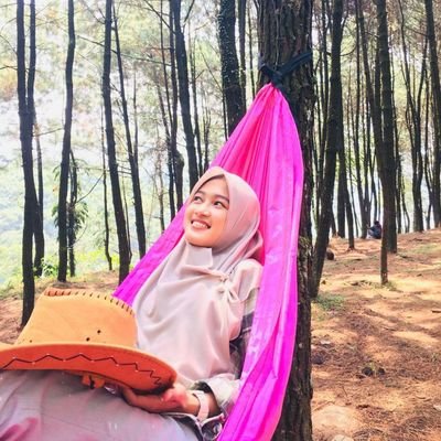 WRychaa's profile picture. 🎓Hasanuddin University_Faculty of Engineering • Alumnae 👩‍🎓• 
|| Urban Planning and Design 2012 || ↪Instagram; rychaarika