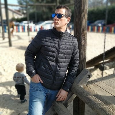 Entre aeropuertos y parques infantiles encontré este mundo tuitero donde leo y, a veces, cuento cosas interesantes. Mi visión, mi opinión.