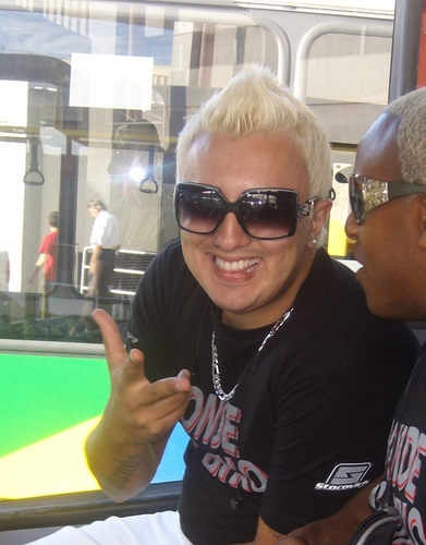 Vocalista e Dançarino do grupo
BONDE DO BIXO.