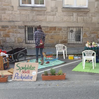 Wünsche mir Städte für Menschen:
Städte in denen Menschen auf der Straße unterwegs sind, sich begegnen können und nicht in einem Panzer verstecken müssen.