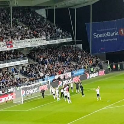 Rett og slett for glad i fotball, spesielt RBK og Liverpool. Elsker angrepsfotball! Synspunkter politisk alle veier. Blir fort engasjert også.