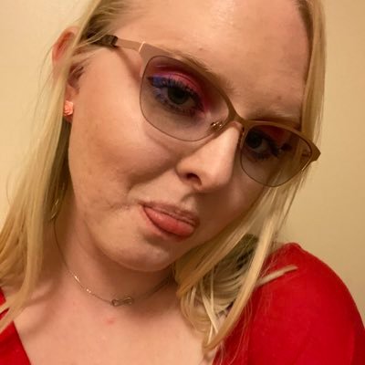 I’m a blonde girl who loves lipstick and photography