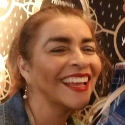 muy agradecida con Dios,alegre,divertida jajajajaja el Alma de la casa, fiesta,mamá, abuela