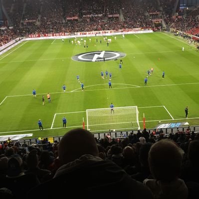 Fussballromantiker gewachsen im Revier.
Auf Kohle gebohren und mit Liebe zur Tradition, Schalke und Eisern Union.
Tradition statt Kommerz!