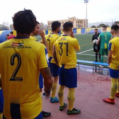 Jugador cd huetor tajar b. 
Trabajo en mi casa.
Ya no estoy para muchos trotes pero aún galopo caballo loco subios a lomo de este potro.