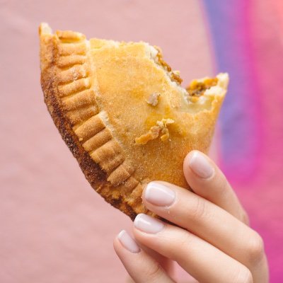 QueQueLDN's profile picture. Dominican Street Food. Que lo que? 🇩🇴🔥☀️🌴 Find us at @KERB_ markets❤️ #EmpanadaGang 🥟 #حلال