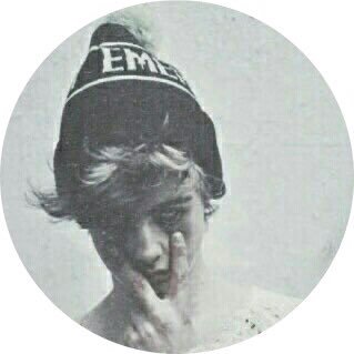 iioe2i's profile picture. مستوطِن البال والشّعور.