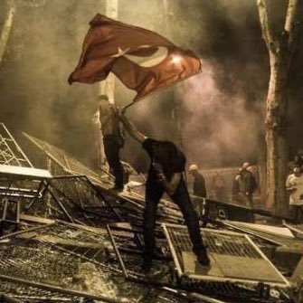 yazılım ve öğretmenlikle uğraşan bir birey ve en önemlisi iflah olmak bilmeyen bir Galatasaray hastası..