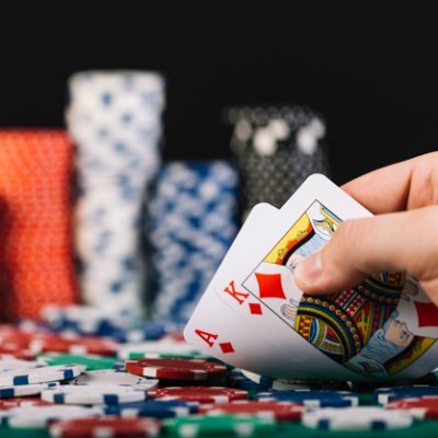 Wussten Sie, dass Sie mit Poker Geld verdienen können? Entdecken Sie die beste Pokerschule, mit der Sie Geld verdienen können! Mach jetzt mit!