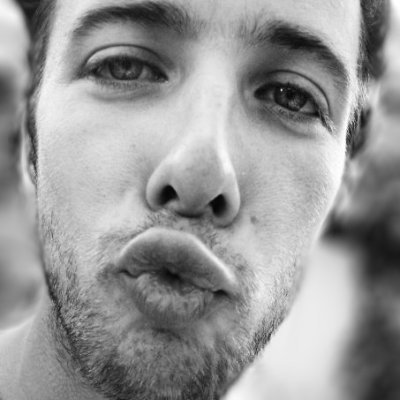 À 1000 followers je montre ma poitrine.