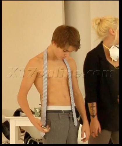 o justin e tudu para mim queria que ele soubesse oque nos as beliebers sentimos por ele e poder falar com ele ter uma foto com a pessoa que amo beijuu ♥