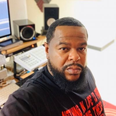 🎹 #Music Producer 🎤 #Songwriter 🎛 #AudioEngineer 📖 #Published Author 🤘🏾CEO of @vivid1media