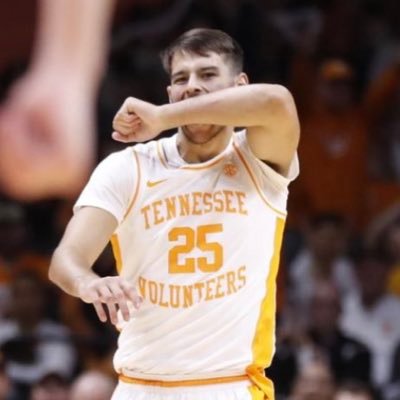 Just your average Santiago Vescovi super fan. Updates on all things Vol Hoops. Ranked #5. Go Vols 🍊