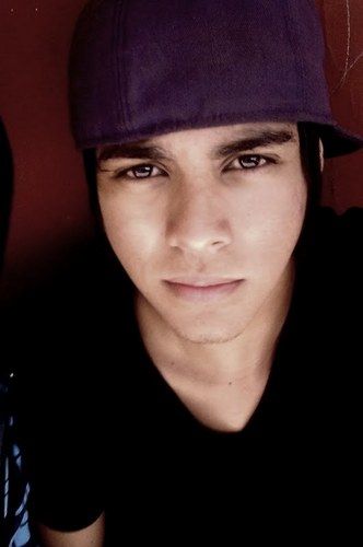 phzinhors's profile picture. Não ame por beleza,pois um dia ela acaba,
não ame por adimiração, pois um dia posso me decepcionar.
Ame apenas, pois o tempo nunca poderá apagar um amor.