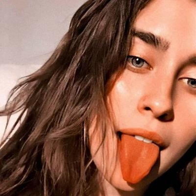 escritora en Wattpad, amo los libros, vivo atravez de ellos y la música me inspira a crear por que 
la musica es el lema de la vida