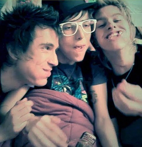 Since: 02/01/2011 ,criado por @_NaathP ,@paulamayara_
& @bruna_241
.Pra homenagear a @rockrestart não oficializado ainda 1bjo