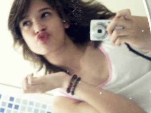 Victória Sprees / 14 anos / estudante / Bailarina / Toco Violão Quer saber mais Follow-me s2