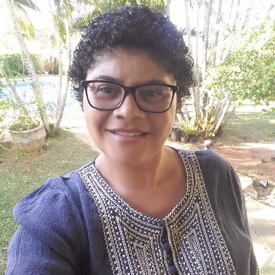 A vida me ensinou a ser forte!!! Já levei muitos tropeços , já cai e mesmo atordoada arrumei forças para seguir em frente