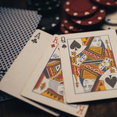 Sabías que puedes ganar plata jugando al poker desde tu computadora o teléfono? Descubre la mejor escuela de poker que incluso te dará dinero para comenzar !