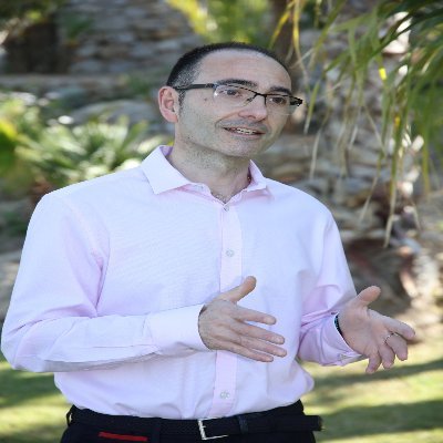 Llicenciat en ADEM,
Master en Administtació i Direcció Comercial d'Empreses Turistiques,
Postgrau en Assessoria Financera,
Regidor de Compromís per Peníscola
