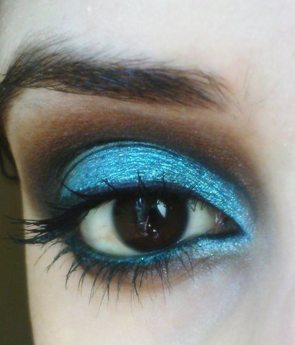 Just another girl who is obsessed with makeup and all girlie stuff! ;)